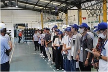 写真:ヤマハ発動機の工場で説明を受けている様子