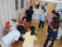写真:緊急時カートを職員に説明