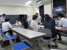写真:難聴児を受け持つ担任同士での情報交換
