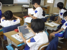 写真:電子ドリル、対話、答え合わせ等、自分のスタイルやペースに合わせて学んでいる様子