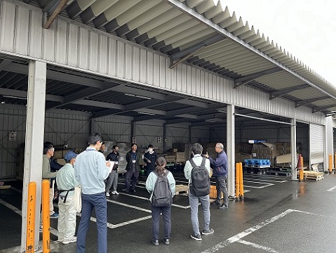 写真:沼津中央青果視察の様子