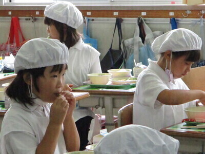 画像:小学校の給食時間の様子