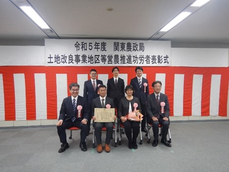 写真 令和5年12月14日 授賞式(原間氏は下段左から2人目)