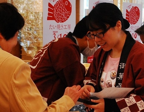 繁忙期の応援で勤務する育休中の販売員さん