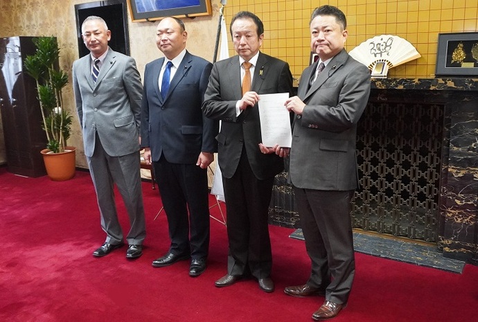 写真:議員選挙区等調査検討委員会報告書提出