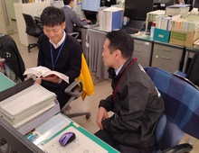 写真:班長と協議中の様子