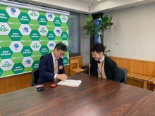 写真:規則改正の教育長決裁の様子