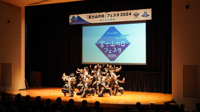 (写真:スーパースクワッドのダンスパフォーマンス)
