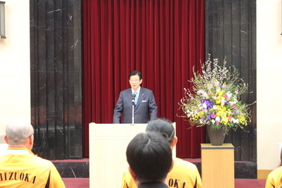 写真:知事祝辞(演台横の花は井出選手が製作)