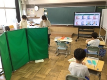 写真:広い空間をパーティションでレイアウト