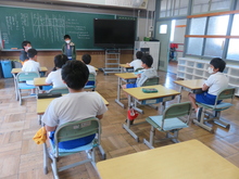 写真:2年生から6年生まで8名の教室