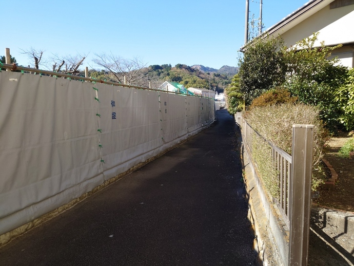 騒音対策として防音シートを設置した状況の写真(家屋側)