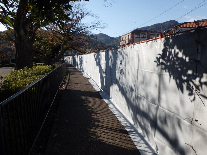 騒音対策として防音シートを設置し状況の写真(河川側)
