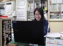 写真:メールを確認する筆者