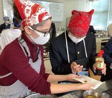 写真:調理実習中