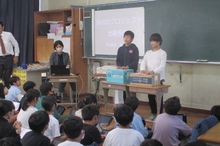写真:地域の小学校へ出掛け、難民の現状と活動への協力を訴えました。