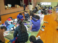 写真:全校の児童生徒と職員が集まって服を畳みました。