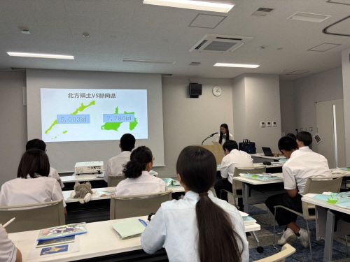 根室高校生の出前講座を聴講する様子