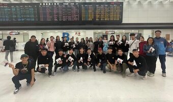空港での集合写真
