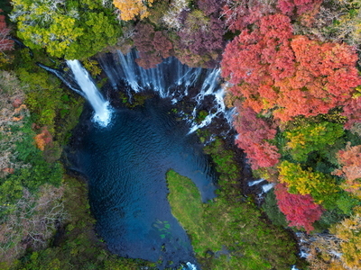 画像:錦秋から零れ落ちる滝