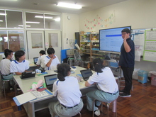 写真:情報モラルを学ぶ生徒