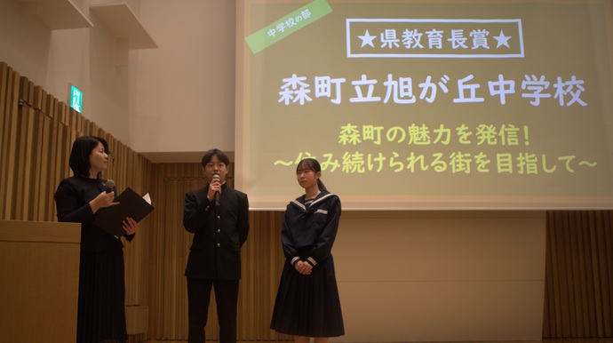写真:インタビューに答える受賞者(中学校の部)
