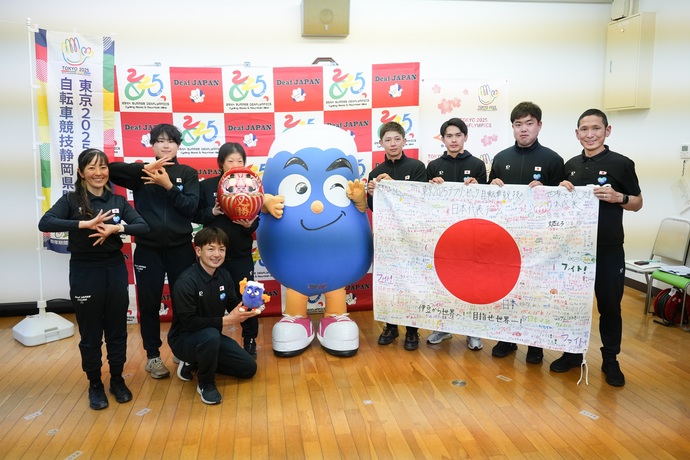 内定選手8名とふじっぴーの写真