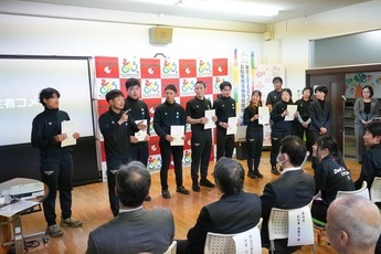 内定書授与式の様子 選手がコメントしている
