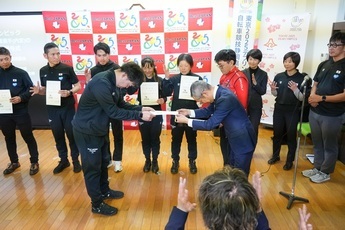 選手に内定書が授与される様子