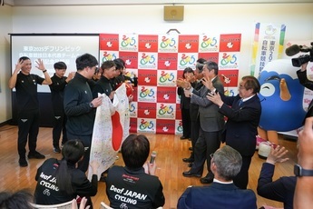 副知事、伊豆の国市長、伊豆市長らから内定選手に応援記念品が贈呈される様子