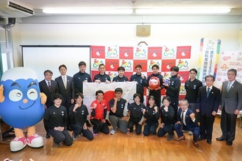 内定選手、日本ろう自転車競技協会コーチ陣と応援記念品贈呈者の集合写真