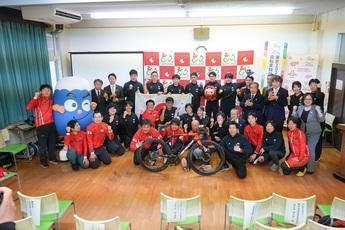 集合写真(日本ろう自転車競技協会と来賓等)