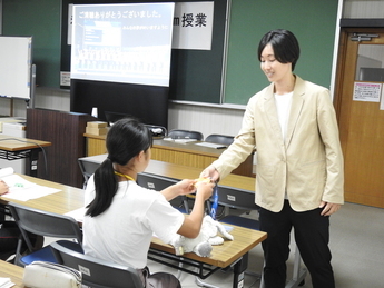 金メダルを手渡す渥美講師(東京オリンピックソフトボール日本代表)