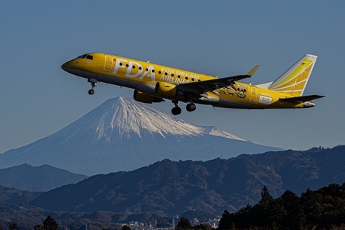 写真:富士山静岡空港から飛び立つ航空機