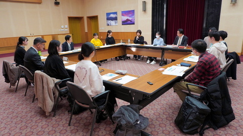 写真:県議会議員と大学生との意見交換会