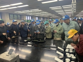 写真2:新茶初取引の様子