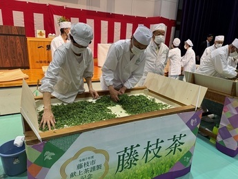 写真7:献上茶謹製の様子