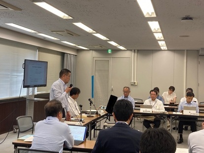本部会議で挨拶する副知事の様子