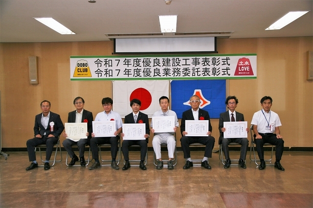 令和7年度中遠農林事務所と袋井土木事務所優良業務委託の記念写真