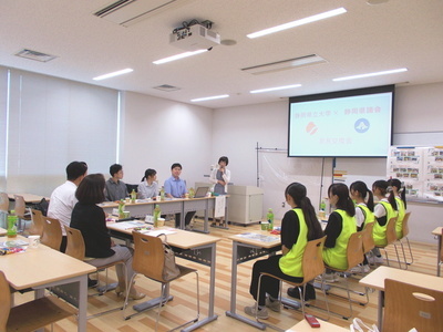 写真：県議会議員と大学生との意見交換会（静岡県立大学）