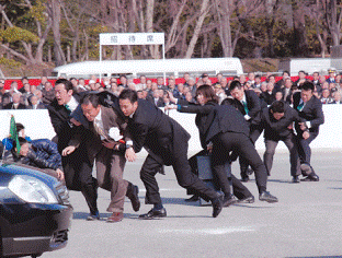 写真：要人警護訓練をしている様子