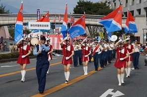 写真：イベントに参加中の警察音楽隊パレードの様子