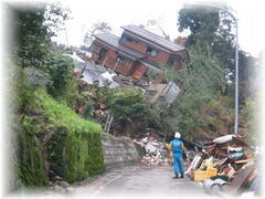 写真：倒壊した家屋
