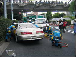 写真：車両内に閉じ込められた人の救出救助訓練の様子