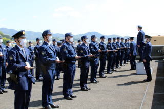 写真：マスク着装警察官と桜