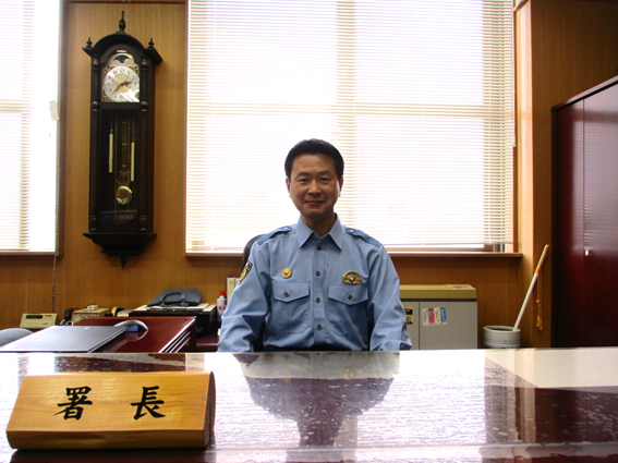 写真：三島警察署長