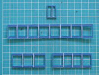 写真：窓枠を切り抜き青色で塗ったの部品