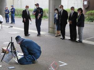 写真：全委員が第67回静岡県警察現場鑑識競技会を視察する様子