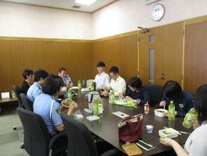 写真：署長と若手職員の昼食会の様子