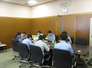 写真：署長と署員の昼食会の様子